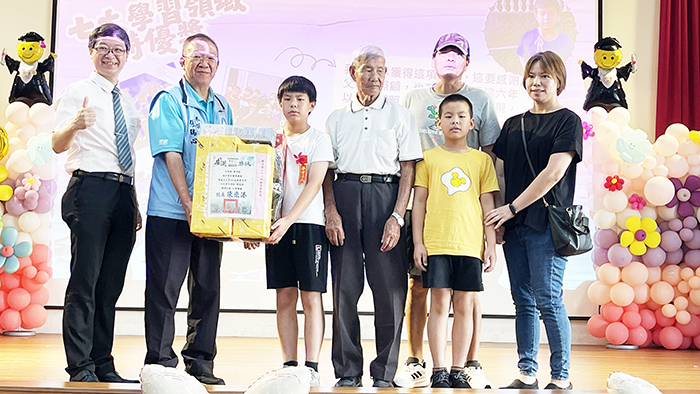 安瀾國小辦理國小部第64屆暨幼兒園第48屆畢業典禮,各界嘉賓頒獎表揚學子。(陳麗妤攝)