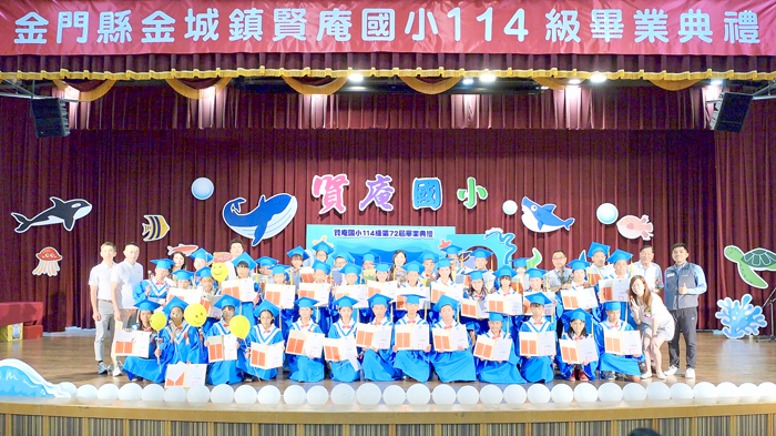 賢庵國小畢業生合影。(賢庵國小提供)