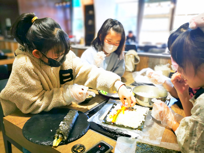 金城國中職業探索體驗中心推出地方特色產業假日探索營隊,學童在輕鬆愉快的氛圍中深入瞭解金門在地特色產業。(金城國中職探中心提供)