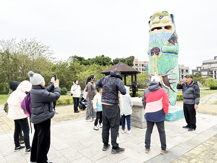 志工導覽漫遊。(安岐社區提供)