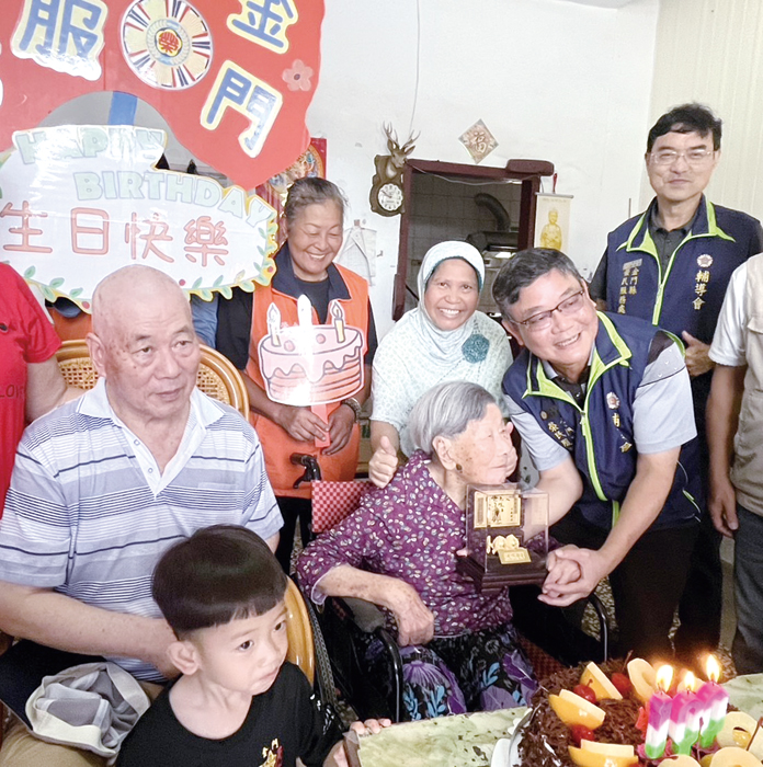 劉信義處長轉贈金壽桃給呂陳燕奶奶。(榮服處提供)