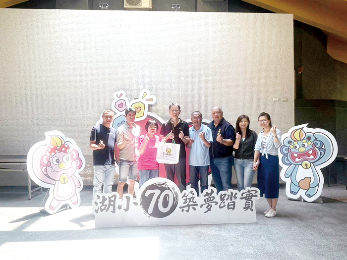 湖小校友林靜毅醫師設立「德山明金獎學金」,勉學弟妹勇敢追夢。(金湖國小提供)