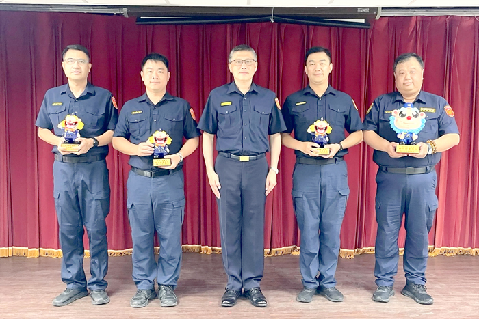 縣警局表揚表現傑出的員警,頒贈「警察風獅爺」公仔。(取自縣警局粉絲專頁)