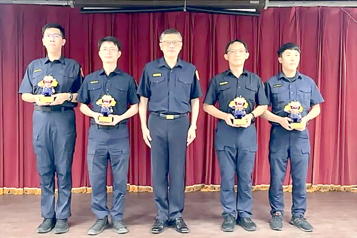 縣警局表揚表現傑出的員警,頒贈「警察風獅爺」公仔。(取自縣警局粉絲專頁)
