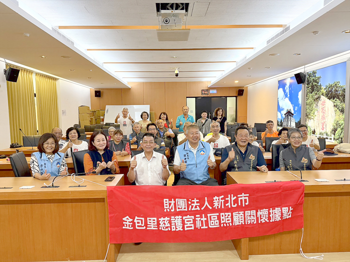 金門縣政府16日歡迎來自新北市金包里慈護宮社區照顧關懷據點的參訪團蒞臨縣府。(陳冠霖攝)