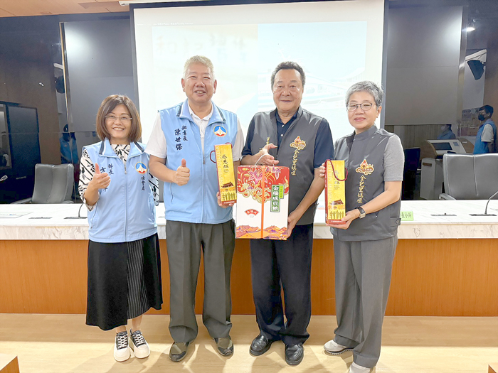 金門縣政府16日歡迎來自新北市金包里慈護宮社區照顧關懷據點的參訪團蒞臨縣府。(陳冠霖攝)