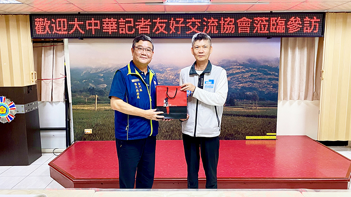 劉信義處長(左)與林富貴理事長(右)交流。(金門縣榮服處提供)