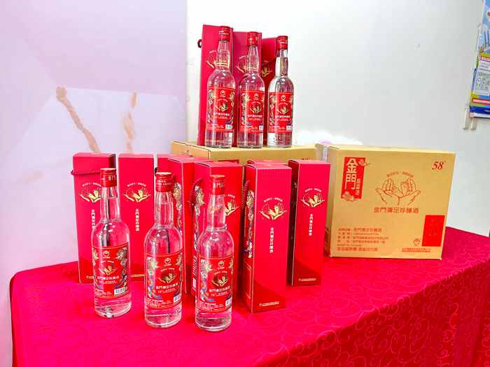 生育贈禮「金門彌足珍釀酒」。(張郁姍攝)