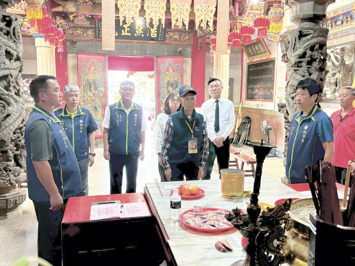 彭伯伯(圖中)在眾人陪同下向李光前將軍祭拜悼念。(金門縣榮服處提供)