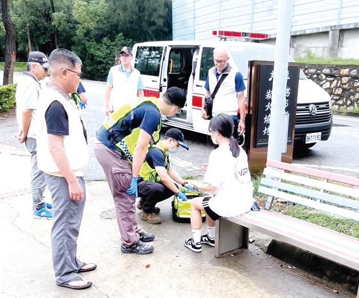後備軍人輔導幹部路遇車禍即時伸出援手。(金門縣後備軍人輔導中心提供)