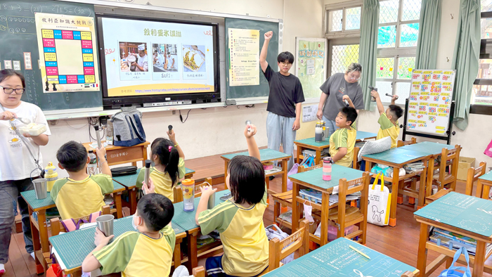 社團法人臺灣教育協會前進校園辦理「舌尖上的和平:在金門品嚐敘利亞冰淇淋」活動。(該會提供)