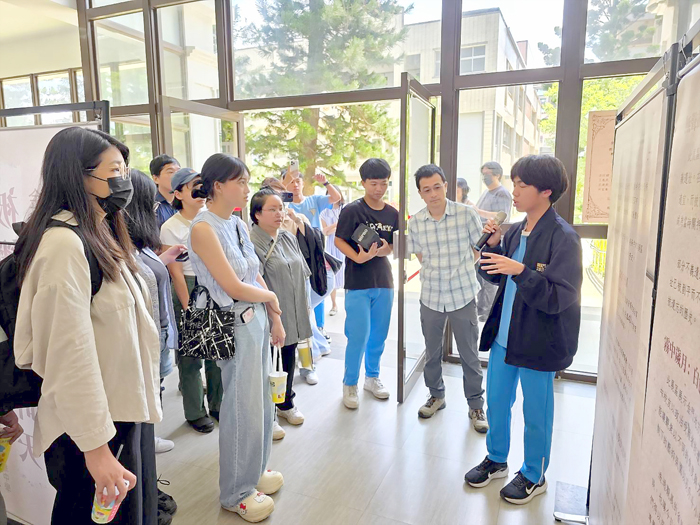 「被摺起的昨天:金門白色記憶與不義遺址特展」昨日開幕,學生親自解說。(許峻魁攝)