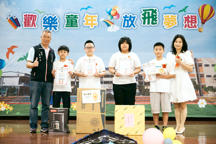 金沙國小第七十九屆、附設幼兒園第六十屆畢業典禮昨溫馨登場。(金沙國小提供)