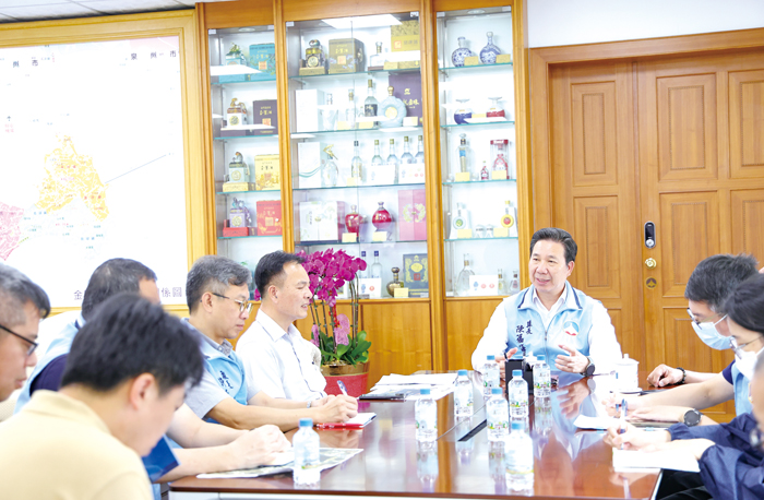縣長陳福海邀集相關單位召開「金湖鎮太湖周邊環境優化會議」。(薛子軒攝)