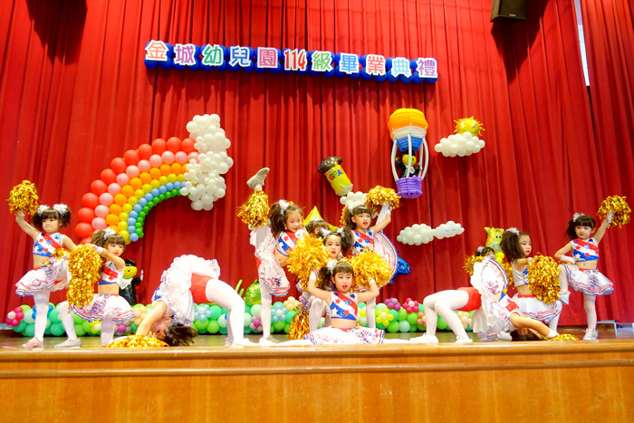 金城幼兒園舉辦了一場溫馨又精彩的畢業成果發表會,每一段節目都是由老師們精心設計與指導,也凝聚著孩子們長時間努力練習的成果。(金城幼兒園提供)