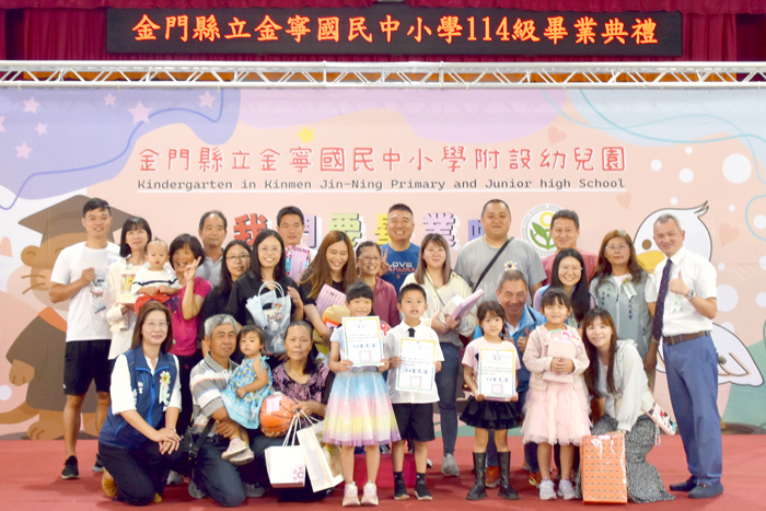 金寧中小學附設幼兒園舉辦幼大班畢業典禮,縣府參議陳祥麟與校長宋文法等貴賓與學童們合照。(莊煥寧攝)