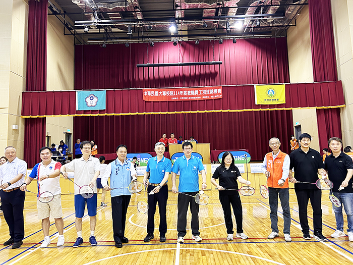 大專校院114年度教職員工羽球錦標賽,首度移地金門大學體育館舉行,金大校長陳建民和來賓共同為賽事開球。(許加泰攝)