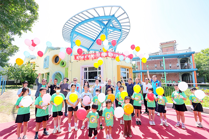 金門縣金湖鎮多年國民小學昨舉行「幼兒園暨專科教室落成典禮」,縣長陳福海、金沙鎮長吳有家等各界嘉賓及學生代表共同見證校舍落成和校園發展的新頁。(薛子軒攝)