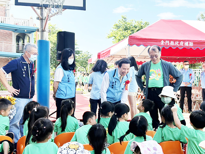 金門縣金湖鎮多年國民小學昨舉行「幼兒園暨專科教室落成典禮」,縣長陳福海、金沙鎮長吳有家等各界嘉賓及學生代表共同見證校舍落成和校園發展的新頁。(薛子軒攝)