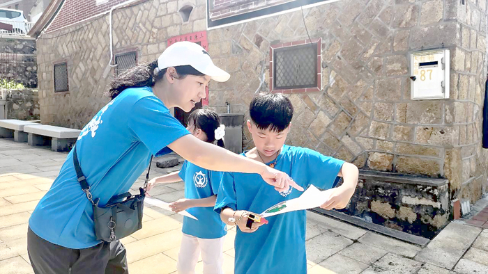 定向越野探索古崗社區。(古城國小提供)