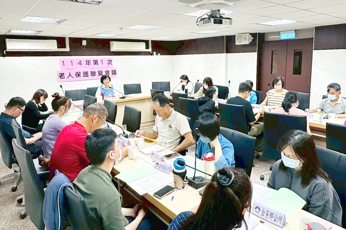 縣府召開老人保護聯繫會議,由社會處長黃雅芬主持。(縣府提供)