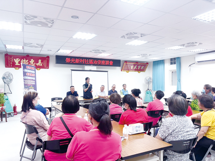 金湖分局與金沙鎮榮光新村暨國中路社區發展協會,日前召開今年度第一場治安會議。(金湖分局提供)
