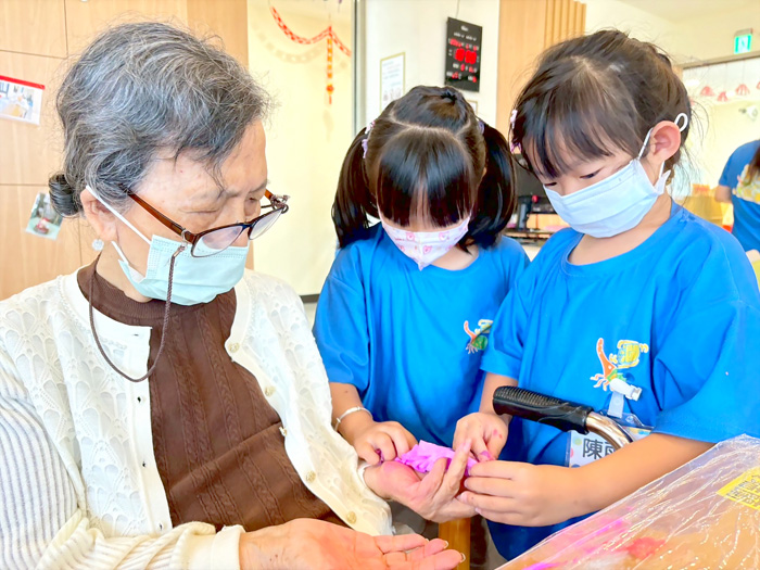 安瀾國小第二年推動老幼共學計畫,今年與金湖日照中心合作,透過跨世代的陪伴、學習,共築溫暖的記憶。(安瀾國小提供)
