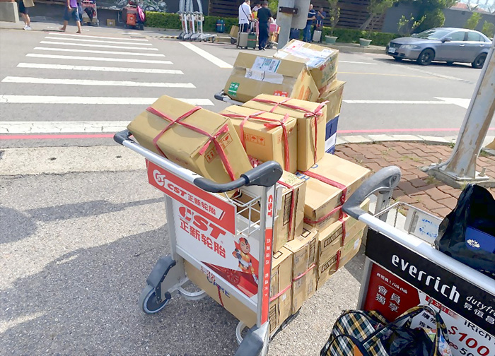 港務處呼籲旅客使用手推車時應注意使用規範。(港務處提供)