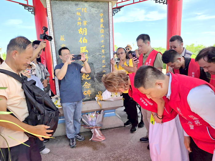 曾經服役於胡璉兵團的老兵陳太山骨灰交與在大陸的親屬,胡璉孫女胡敏珍向遺骨行禮。(許峻魁攝)