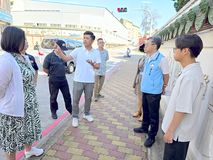 針對中正國小校門家長接送區夜間開放停車的可行性,各單位進行會勘。
(許峻魁攝)