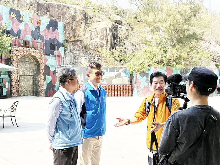 縣政府觀光處邀請韓國知名電視節目《世界主題之旅》團隊來金拍攝深度旅遊特輯,以及影片連結QR code。
(縣府提供)