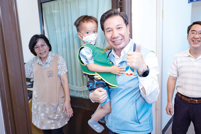金鼎幼兒園將改建,縣長陳福海會勘金寧多處,尋覓合適臨時安置地點。(薛子軒攝)