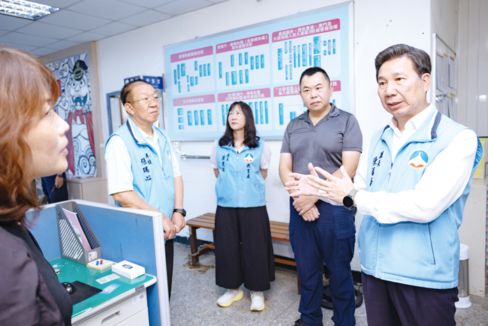 金鼎幼兒園將改建,縣長陳福海會勘金寧多處,尋覓合適臨時安置地點。(薛子軒攝)