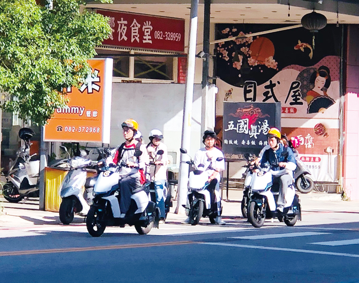 金門縣政府用穩健前進的步伐,努力守望「小三通」這扇交流窗口。圖為陸客乘坐電動車穿梭金門街頭。(李金生攝)