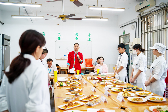環境保護局攜手金門農工舉辦「首惜廚師」料理食譜組地方初賽,吸引17組廚藝好手同場競技,主辦單位特邀業界與學界專家組成評審團評出特優、優等、佳作等產品。(環保局提供)