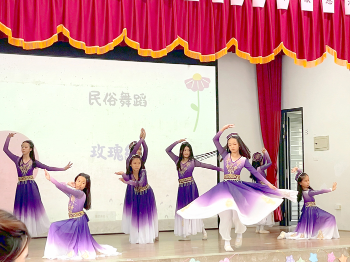 卓環國小舉辦「感恩活動暨教學參觀日」,學生民俗舞蹈演出。(卓環國小提供)