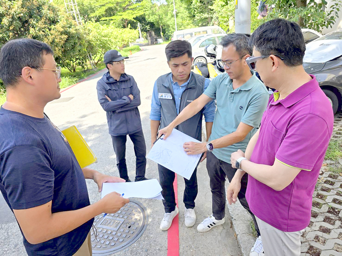 改善鳳翔珠浦西路鳳尾溝中段會車困難問題,蔡宗儒邀集相關單位會勘。(許峻魁攝)