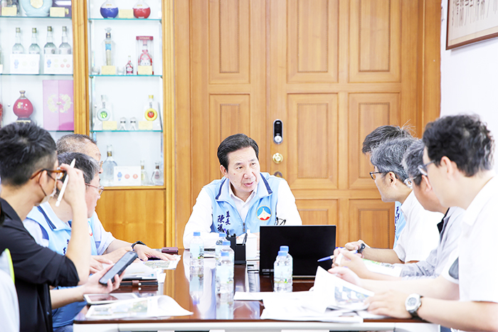 縣長陳福海召集縣府各相關單位,聽取「環中路、環島北路道路工程設計簡報」。(薛子軒攝)