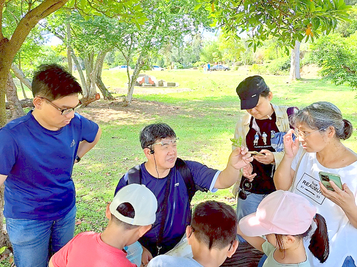 金森‧金事講座帶領民眾認識金花蟲與秋行軍蟲等金門農業常見的蟲類。(林務所提供)