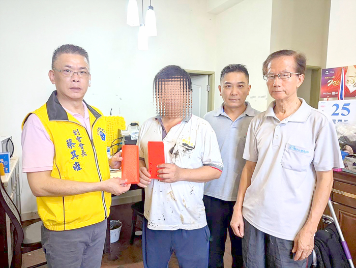金門傑人會展現在地團體的關懷與行動力,為金城古城里一戶陷入困境的單親家庭籌募善款。(該會提供)