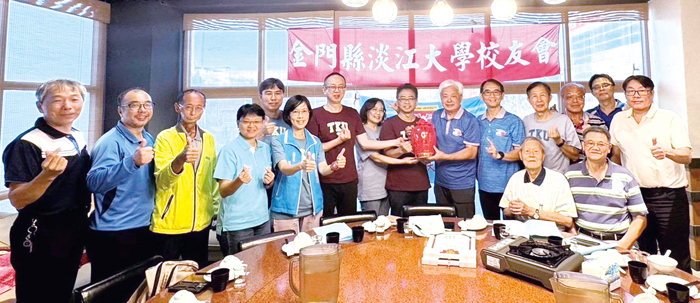 淡江大學校友會歡送即將榮調國立華僑中學校長的金門高中校長許自佑校友。（金門縣淡江大學校友會提供）