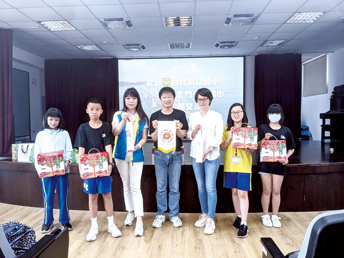 西口國小與武功國小互贈紀念旗和禮盒。(西口國小提供)