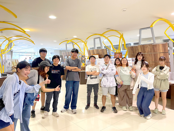 金門大學建築學系前進農工舉辦「建築結構美學模型特展」,激發學生對建築領域的興趣。(金大提供)