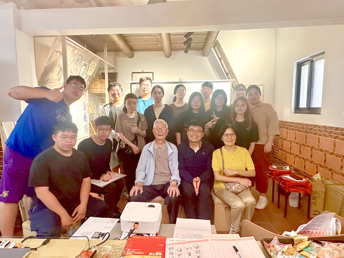 金大華語文學系邀請作家洪玉芬以「走讀青岐」為題,分享寫作歷程與人生經驗。(金大提供)