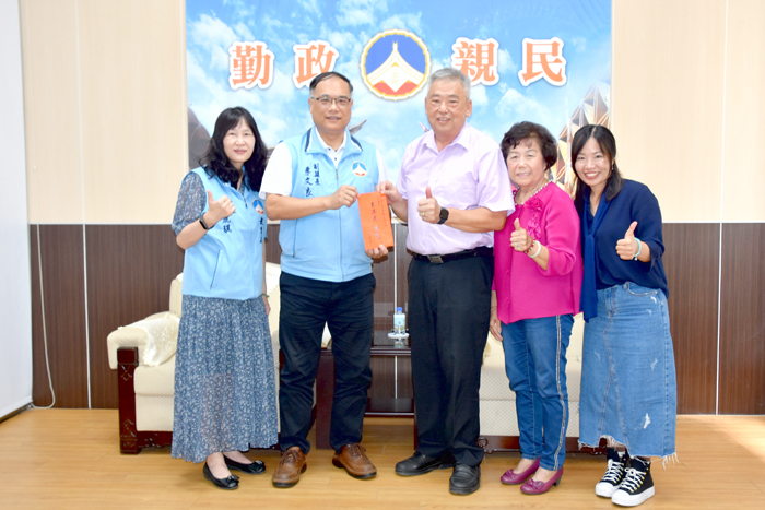 副縣長李文良接見榮獲全國「好漾爺爺」殊榮王添泉先生,並代表縣府頒贈程儀。(莊煥寧攝)
