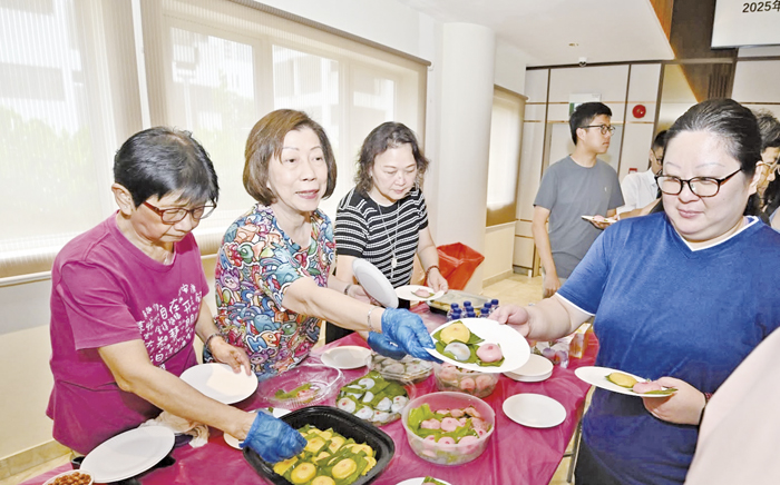傳統紅龜粿象徵吉祥與祝福,鄉親們一同品嚐這道熟悉的家鄉點心,感受來自金門的故鄉記憶。
(圖:新加坡金門會館)