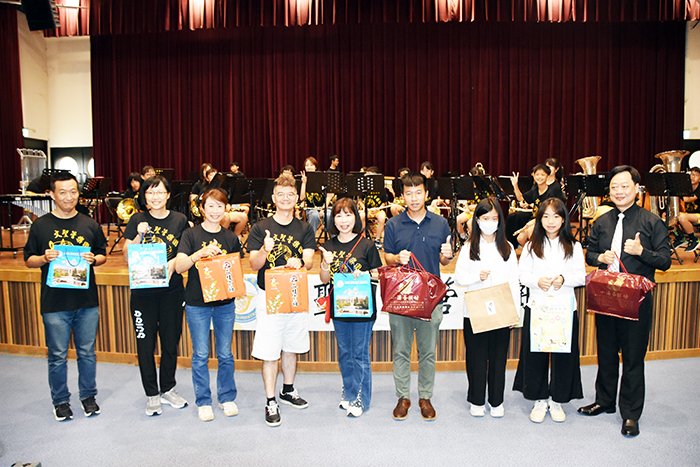 新北市板橋區文聖國小管樂團跨海來金，與地區金城國中展開一場充滿溫馨與藝術氣息的音樂交流活動，雙方互贈紀念品。（莊煥寧攝）