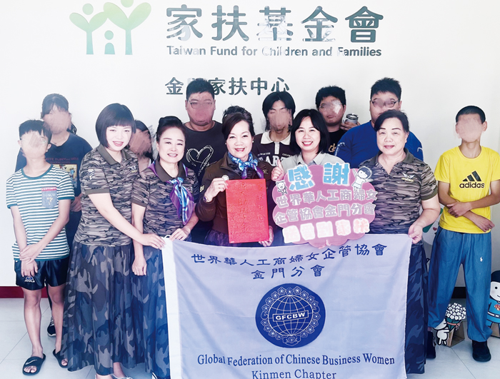 世華金門分會捐贈金門家扶獎助學金。（家扶中心提供）