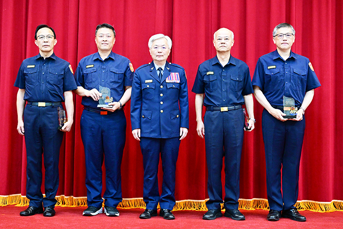 金門縣警察局在新世代打擊詐欺策略行動綱領「識詐」1.5執行計畫第五期評比中,勇奪丁組特優第一名,局長黃壬聰接受警政署長張榮興頒獎肯定並合照。(縣警局提供)