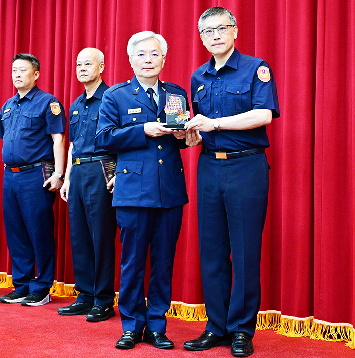 金門縣警察局在新世代打擊詐欺策略行動綱領「識詐」1.5執行計畫第五期評比中,勇奪丁組特優第一名,局長黃壬聰接受警政署長張榮興頒獎肯定並合照。(縣警局提供)